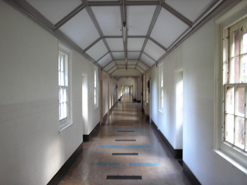 800px-Whitchurch_Hospital_West_Wing_Corridor.jpg