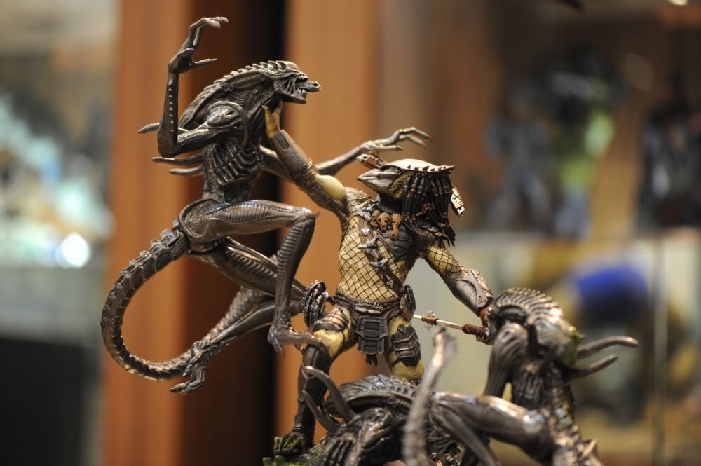 Sideshow Aliens vs. Predator Requiem Diorama Statue