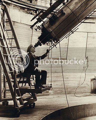 Percival_Lowell_observing_Venus_from_the_Lowell_Observatory_in_1914%201.jpg