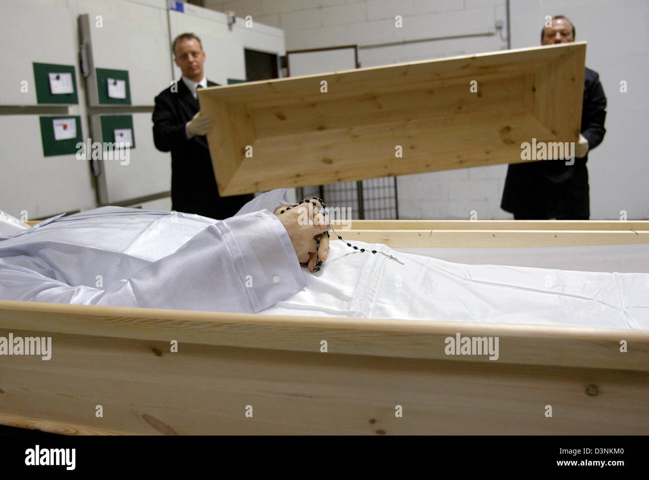 employees-of-the-funeral-undertaker-karl-schumacher-prepare-a-corpse-D3NKM0.jpg