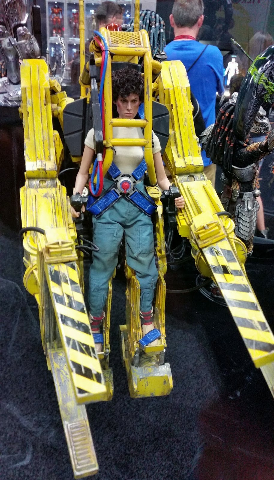 SDCC_2014_COVERAGE_HOT_TOYS_ALIENS_ELLEN_RIPLEY_WITH_POWER_LOADER_01.jpg