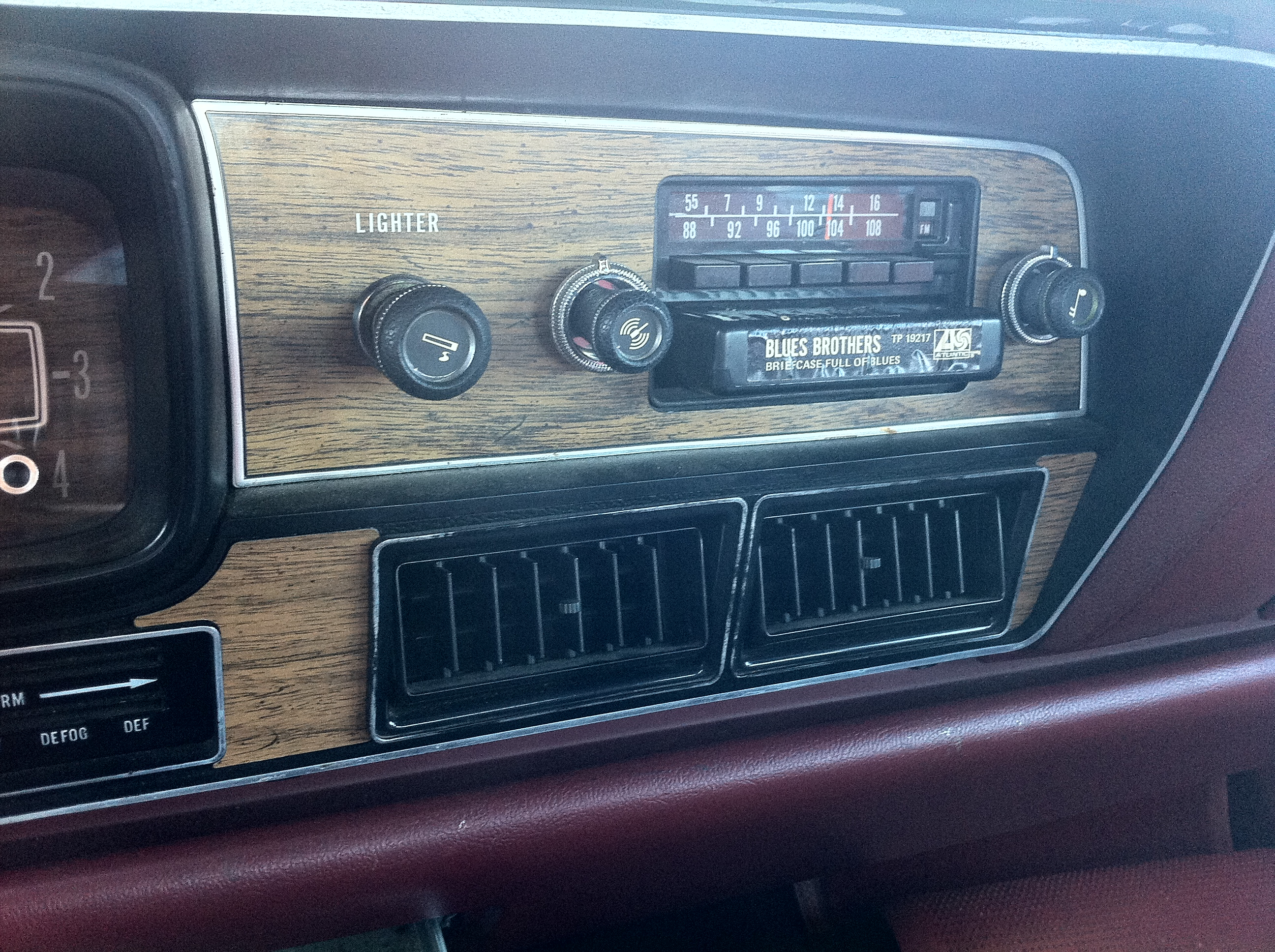 1978_AMC_Matador_sedan_red_NC_detail_of_factory_AM-FM-stereo-8-track_unit.jpg