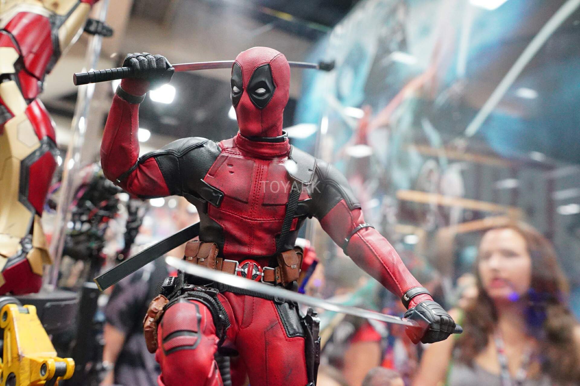 SDCC-2016-Hot-Toys-Marvel-Deadpool003.jpg