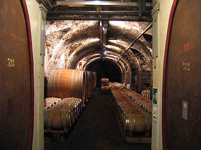 Kellerei-Bozen_Oak-Barrels_Cellar.jpg