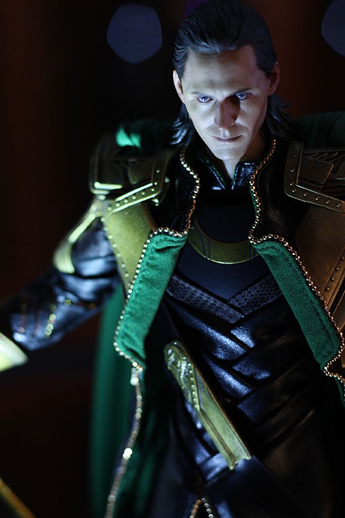 HotToysLoki5_zpse093af40.jpg