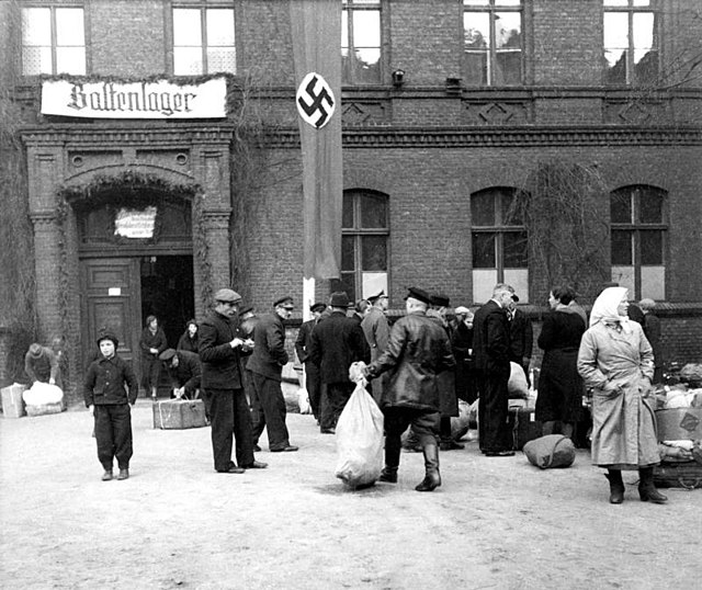 640px-Bundesarchiv_Bild_137-051843%2C_Posen%2C_Umsiedlung%2C_Baltenlager.jpg