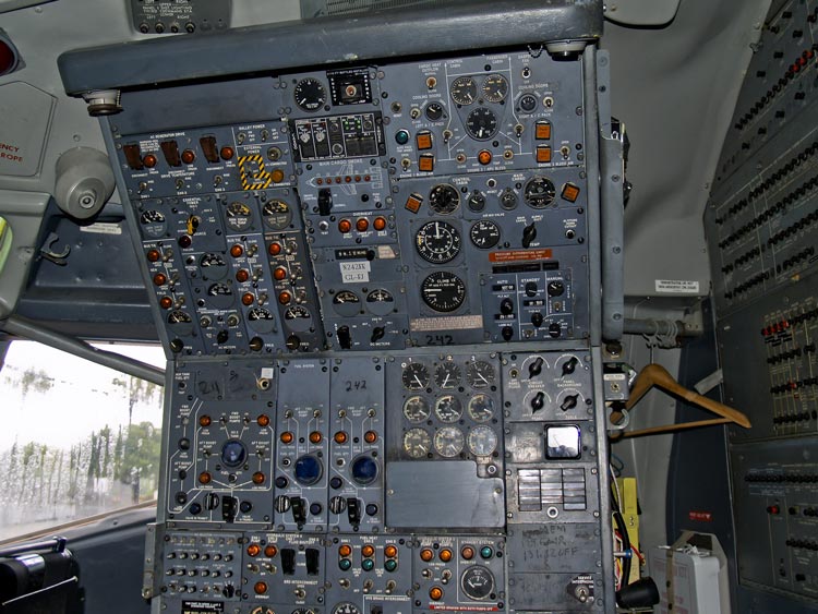Boeing_727_flight_engineers_panel.jpg