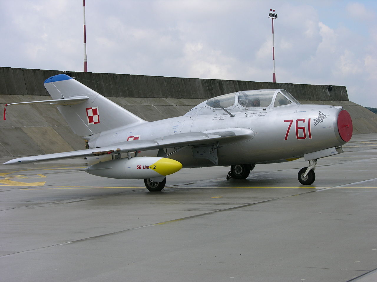 1280px-761_a_MiG-15UTI_preserved_at_Poznan-Krzesiny_%283118035907%29.jpg