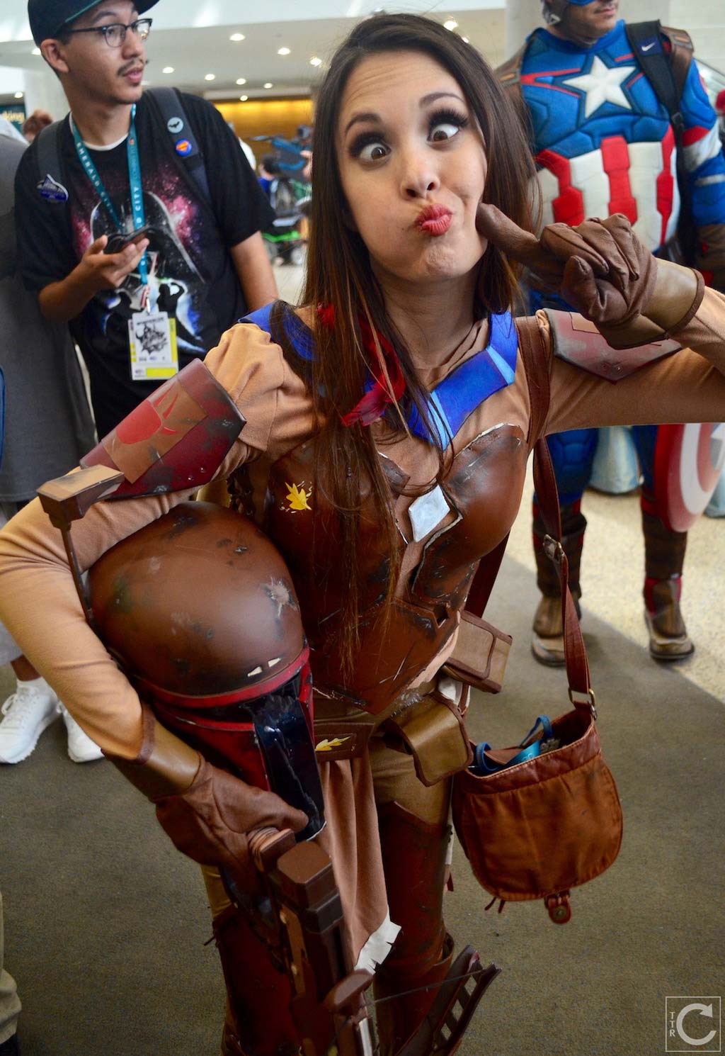 wondercon-2016-cosplay-funny-outtakes-58-hendo-pocahontas-boba-fett.jpg