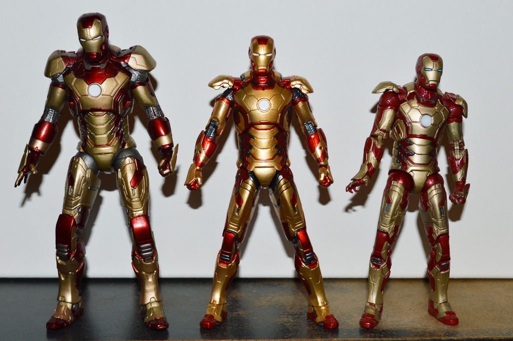 Marvel-Legends-Select-Knock-Off-Iron-Man-MK-43-Armor-6-Loose-Action-Figure-Comparison.jpg
