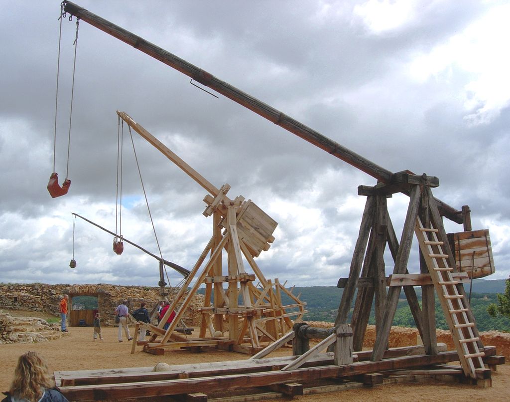 1024px-Trebuchet_Castelnaud.jpg