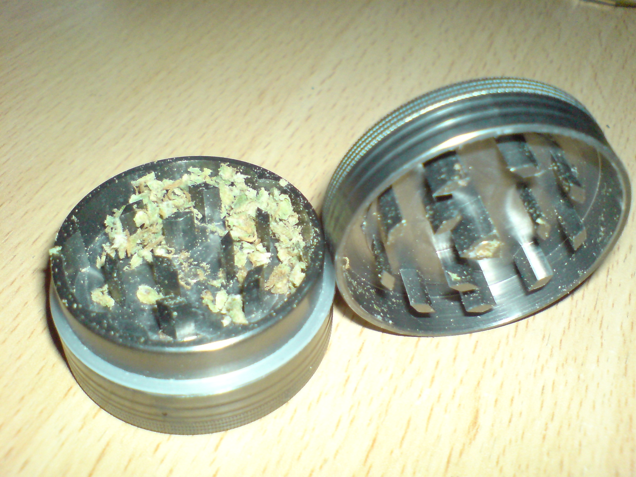 Metal_herb_grinder-cannabis_inside.JPG