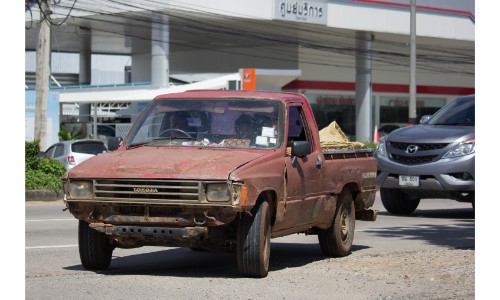 Rusty-old-pick-up-truck-full-of-junk_b.jpg