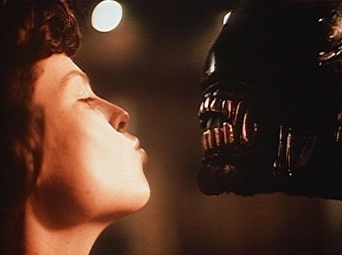 Sigourney-weaver-kissing-an-alien-27502-1287837059-6.jpg