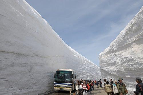 japan-snow-corridor-tateyama-alpen-mountain.jpg