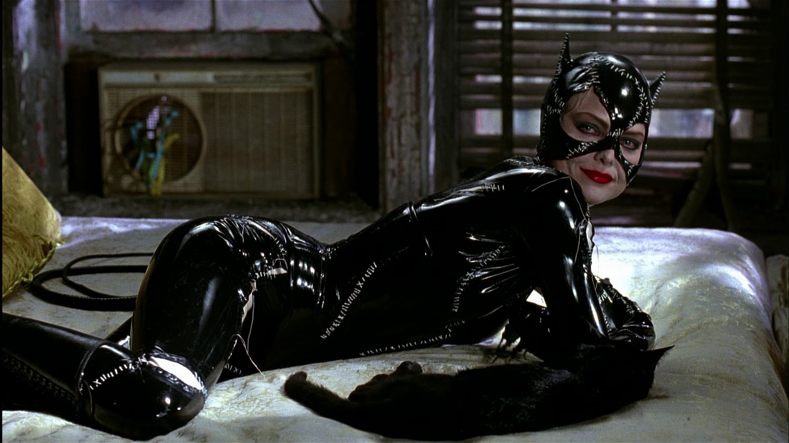 Michelle-Pfeiffer-Catwoman.jpg