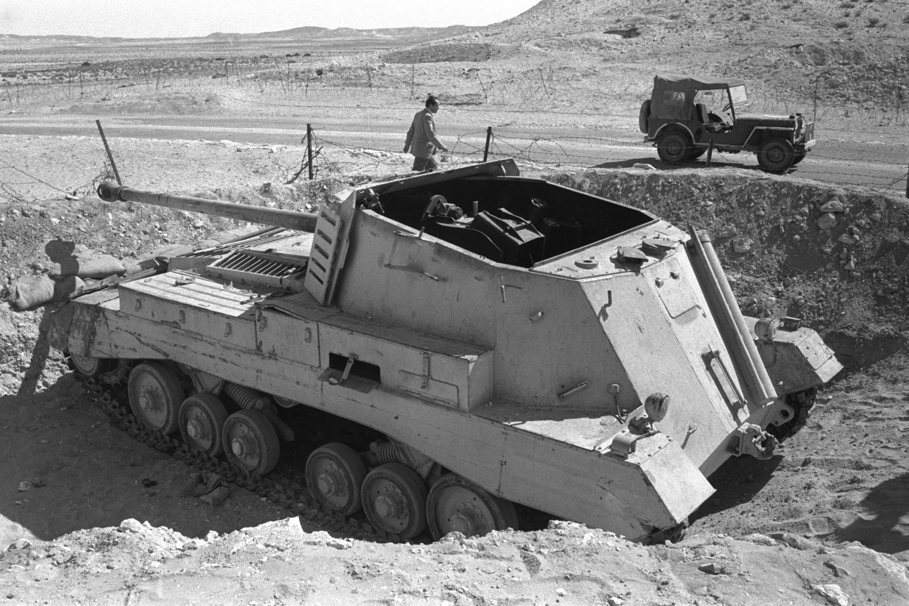 Egyptian_archer_tank_destroyer_knocked_out_by_Israeli_tanks_at_Abu_Ageila_-_1956.jpg