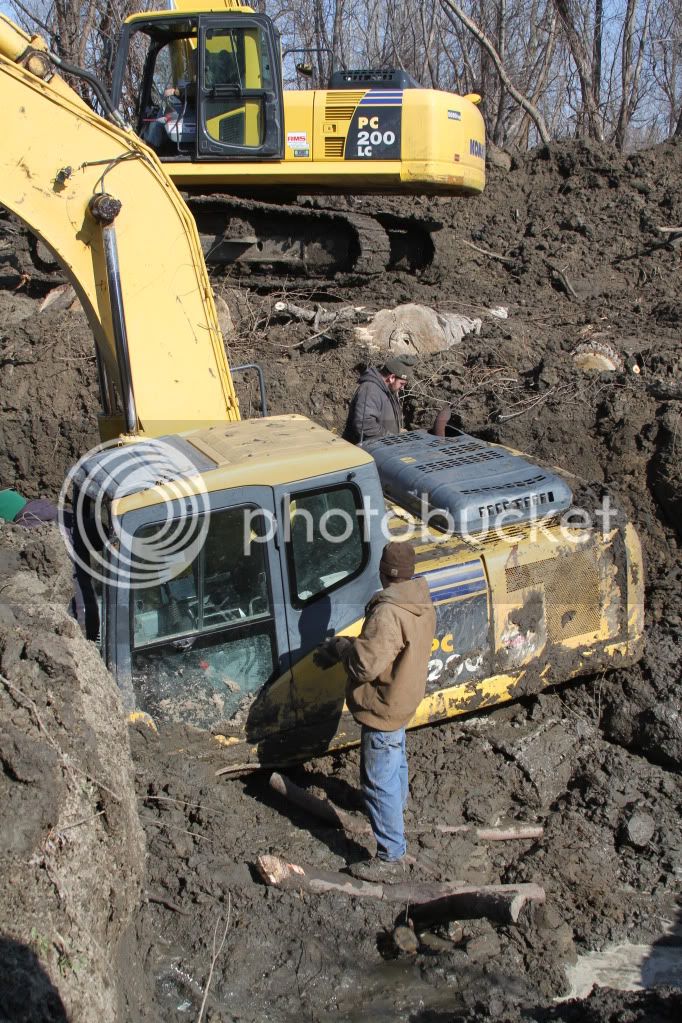 excavatorstuck1007.jpg