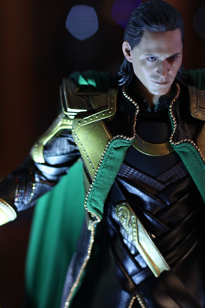 HotToysLoki6_zpscf62f309.jpg