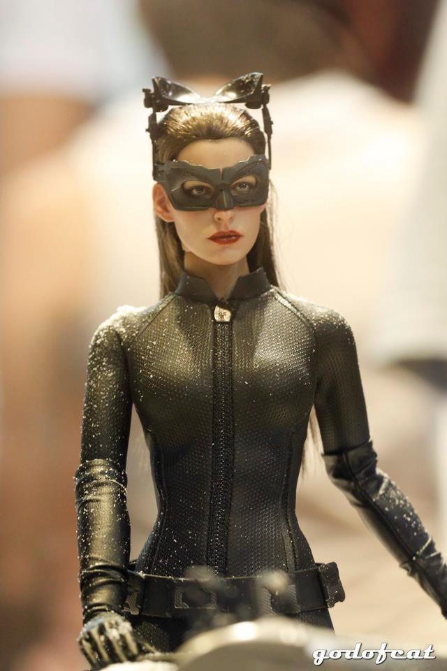 hot-toys-catwoman-figure-dark-knight-rises-2.jpg