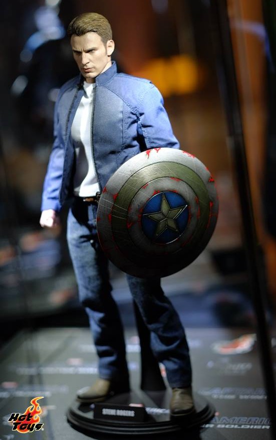 Hot-Toys-Steve-Rogers-Sixth-Scale-Figure-Captain-America-e1396495868994.jpg