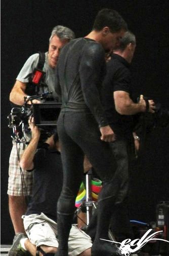 michael-shannon-s-zod-dons-suit-man-of-steel-set02.jpg