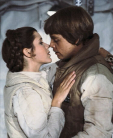 375px-Leia_luke_kiss.jpg