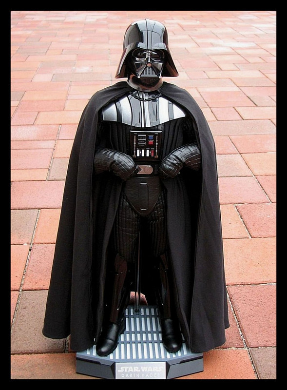 Hot-Toys-Darth-Vader-Quarter-Scale-Figure-20.jpg