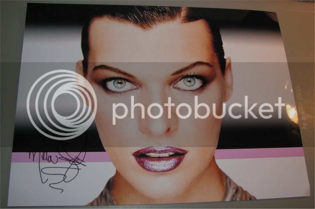 AutographMillaJovovich05.jpg