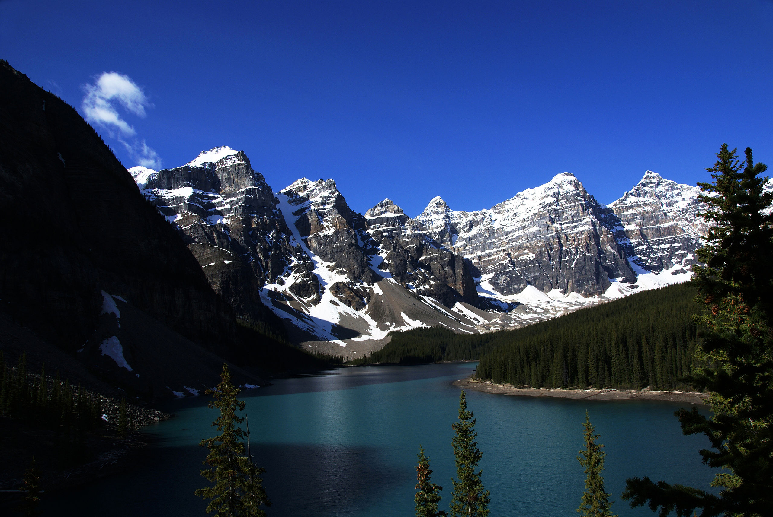 2560px-Moraine_Lake_Alberta_Canada.jpg