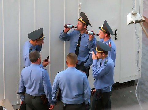 russische-polizei-trinkt-bier.jpg