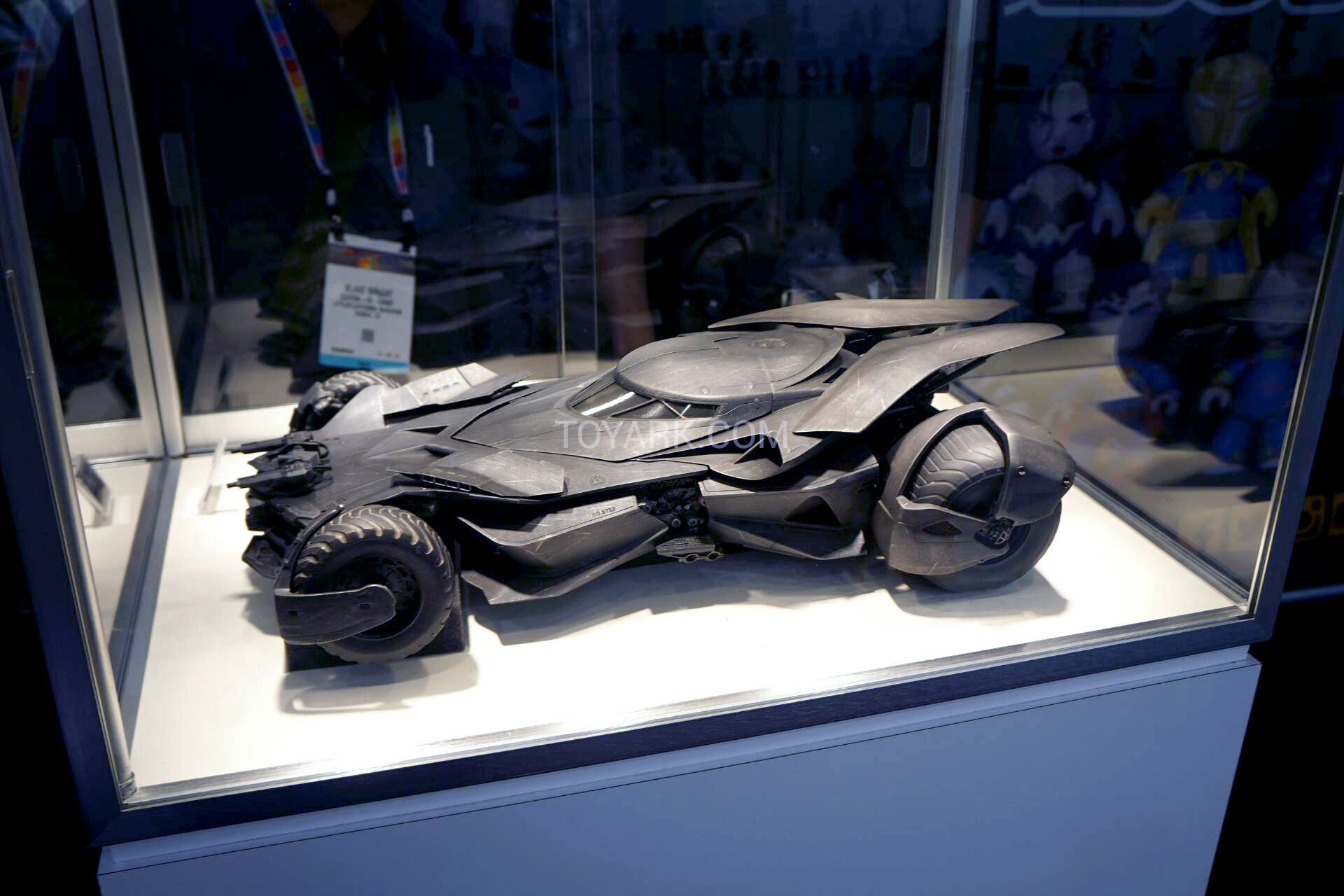 TF-2016-Mezco-Batmobile-007.jpg