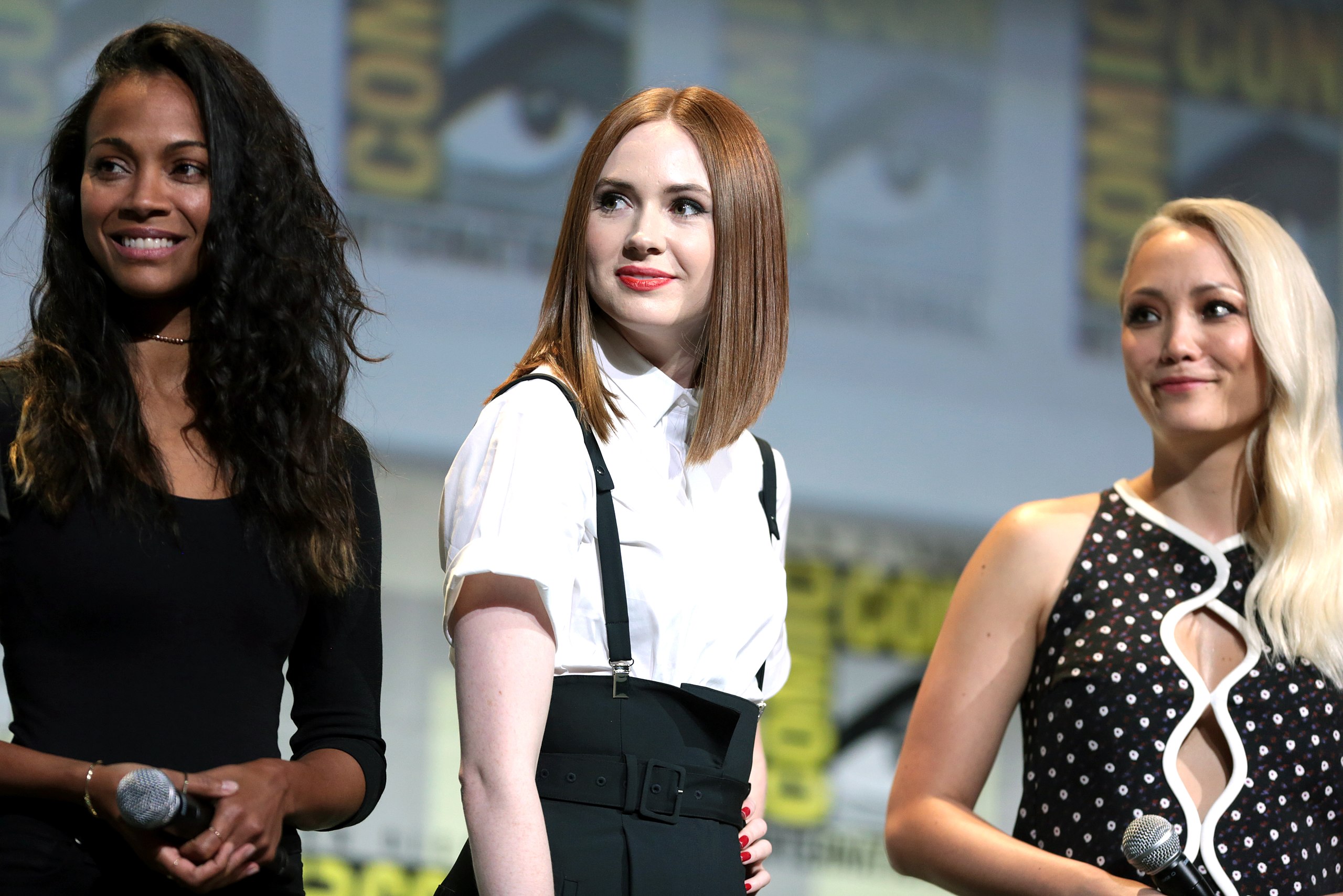 2560px-Zoe_Saldana%2C_Karen_Gillan_%26_Pom_Klementieff_%2828379045130%29.jpg