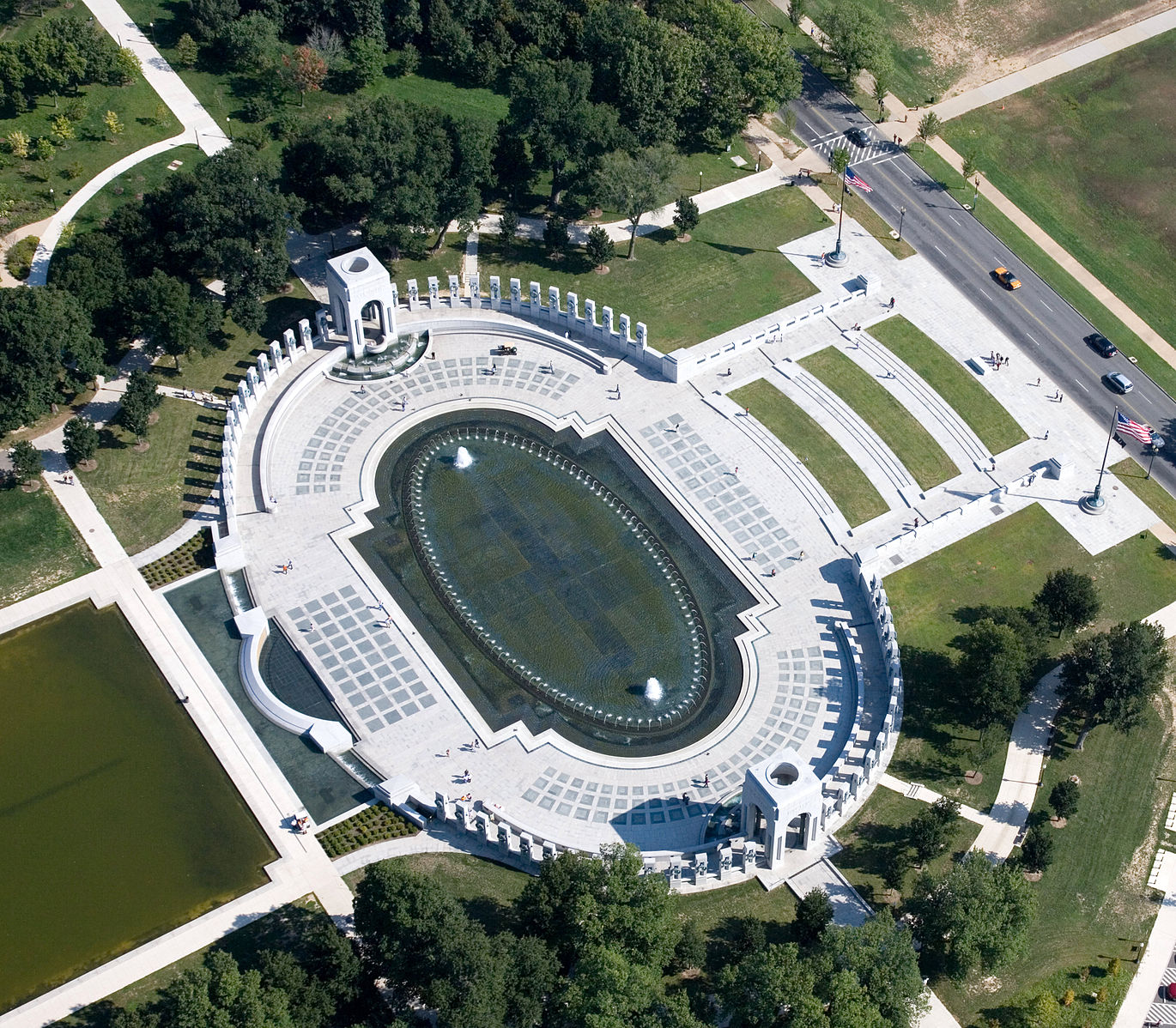 1370px-Aerial_view_of_National_World_War_II_Memorial.jpg