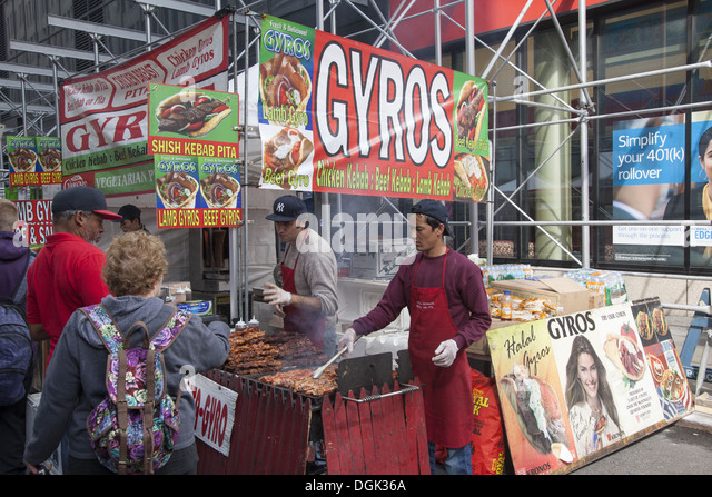 fresh-gyros-at-a-street-fair-in-midtown-manhattan-nyc-dgk36a.jpg