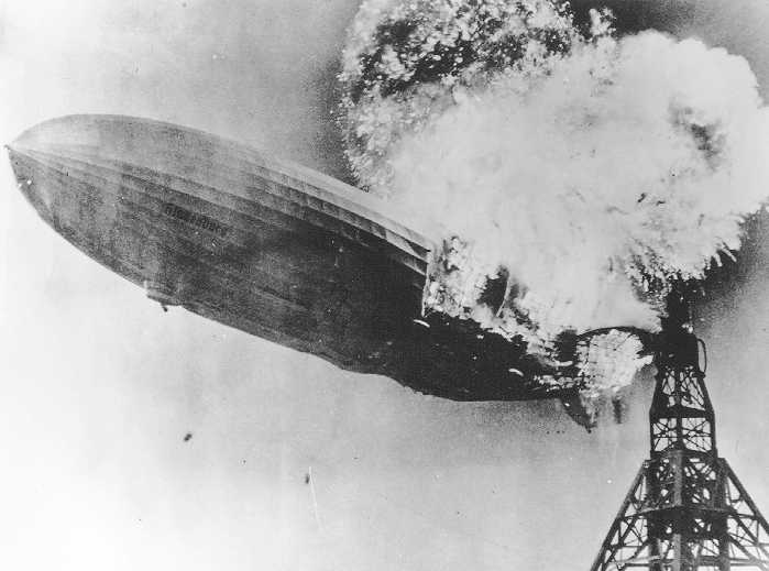 Zeppelin_Hindenburg_disaster_burning.jpg