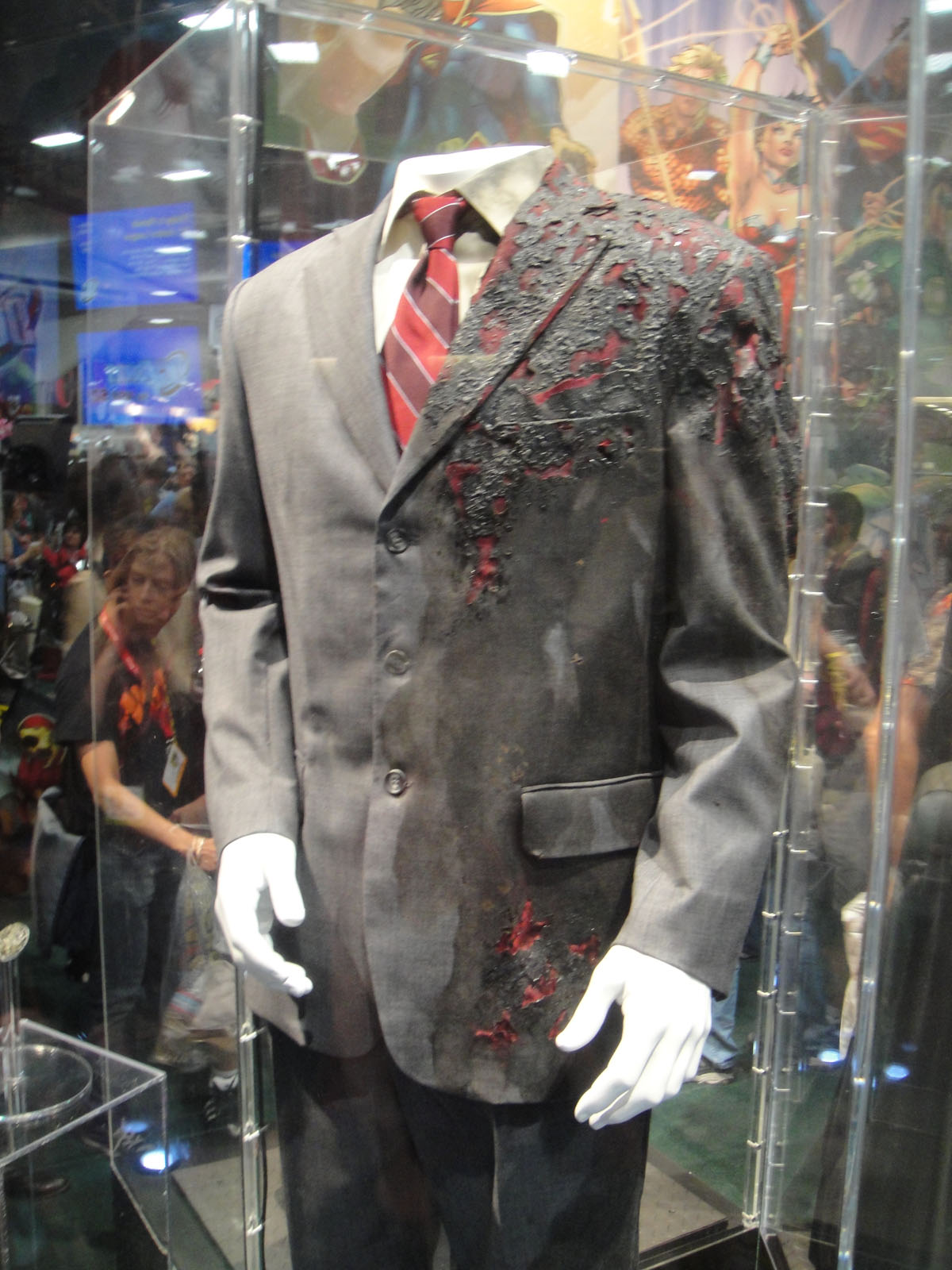 San_Diego_Comic-Con_2011_-_Two_Faces_Dark_Knight_costume_(DC_Comics_booth)_(5985301609).jpg