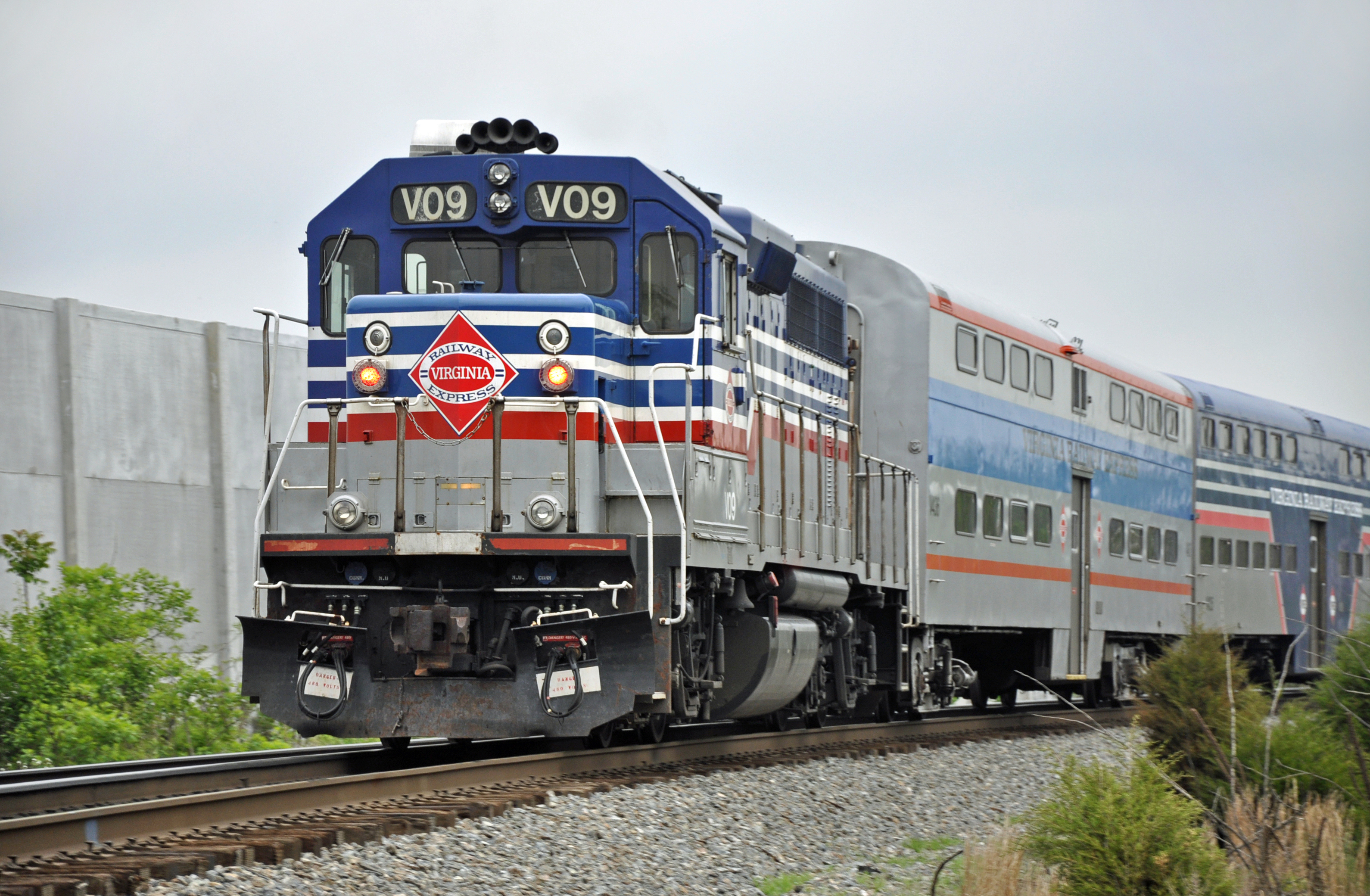 Virginia_Railway_Express_train.jpg