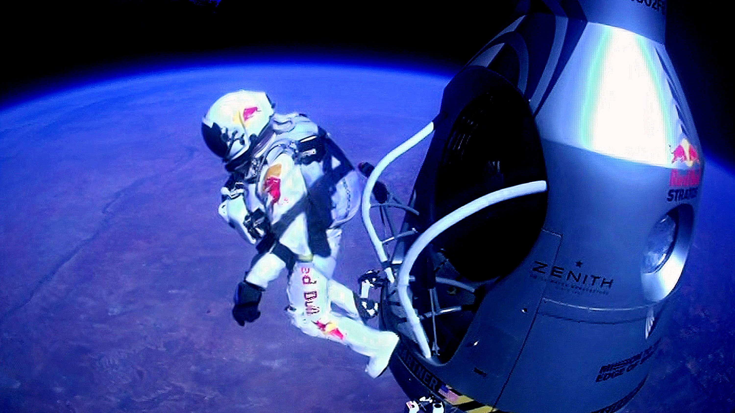 221012093624-02-felix-baumgartner-sky-dive-2012-file.jpg