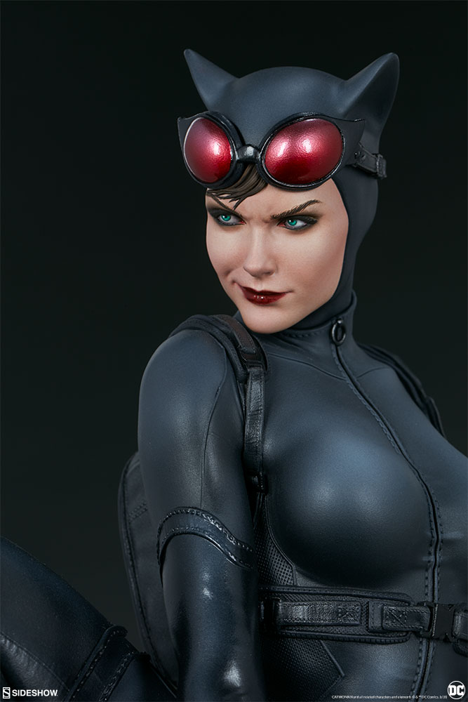 dc-comics-catwoman-premium-format-figure-sideshow-300678-13.jpg