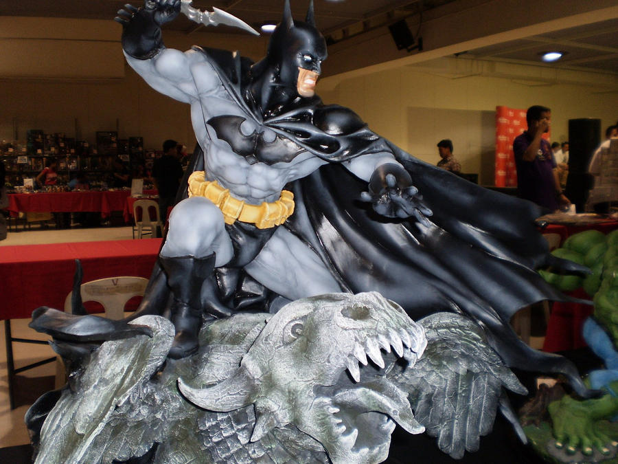 batman_statue_by_force2reckon-d30iiu4.jpg