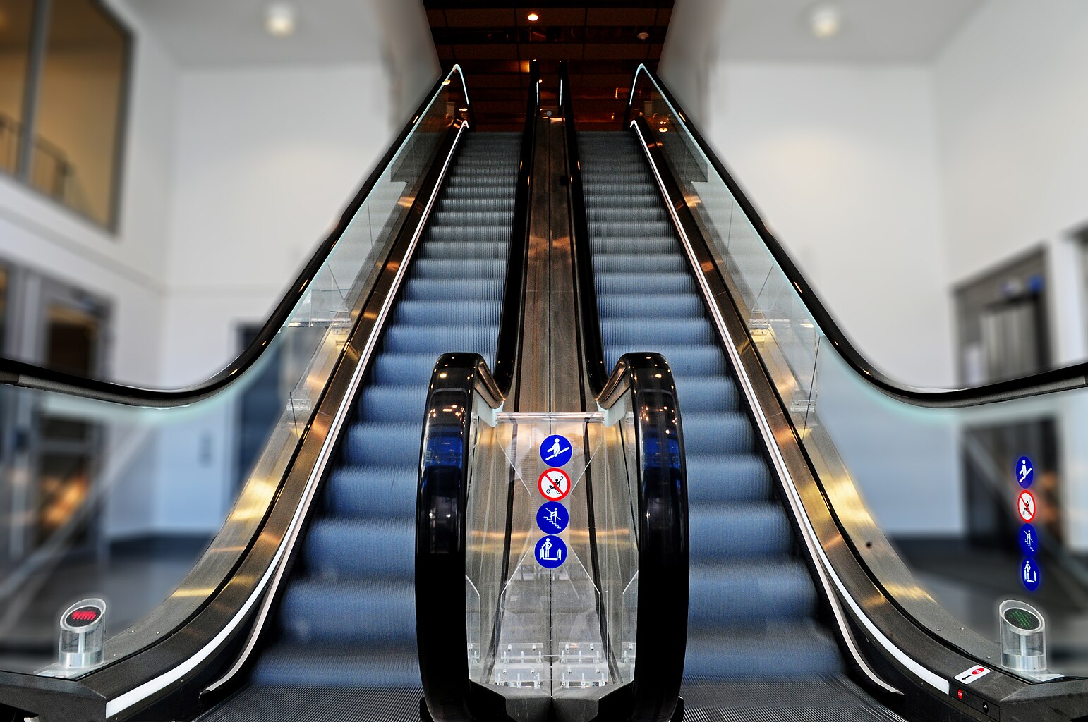 1542px-Otis_Escalator_506_NCE_%28Daniel_%C3%85hs%29.jpg