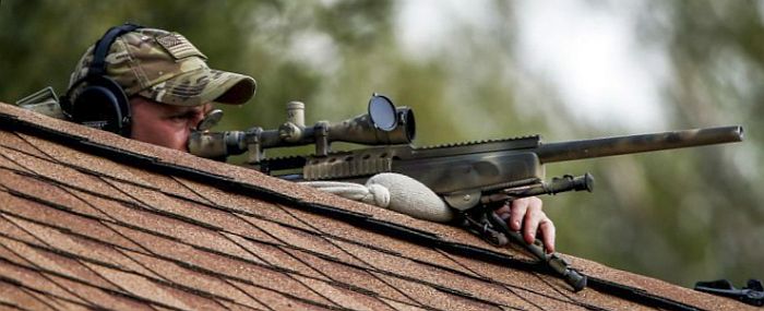 epa04908270-A-law-enforcement-sniper-lies-on-a-rooftop-as-he-and-others-search-for-three-armed-suspe.jpg