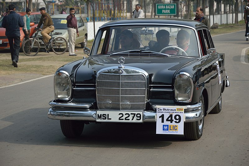 800px-Mercedes-Benz_-_230_S_-_1967_-_2306_cc_-_6_cyl_-_MSL_2279_-_Kolkata_2015-01-11_4173.JPG