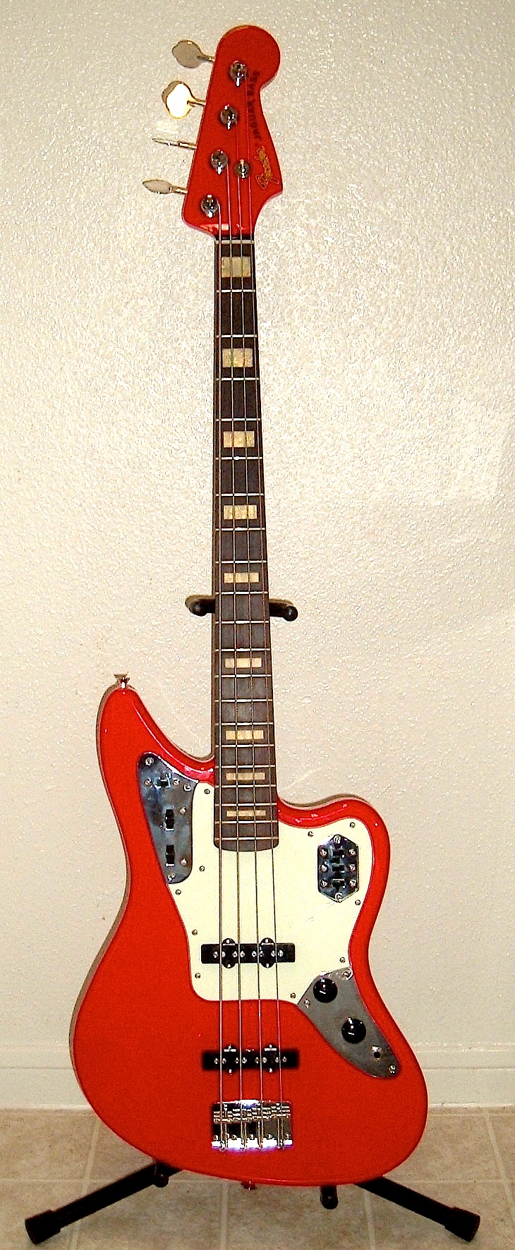Fender_Jaguar_Bass_front.jpg