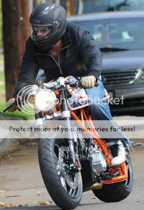 Brad-Pitt-Motorcycle-12.jpg