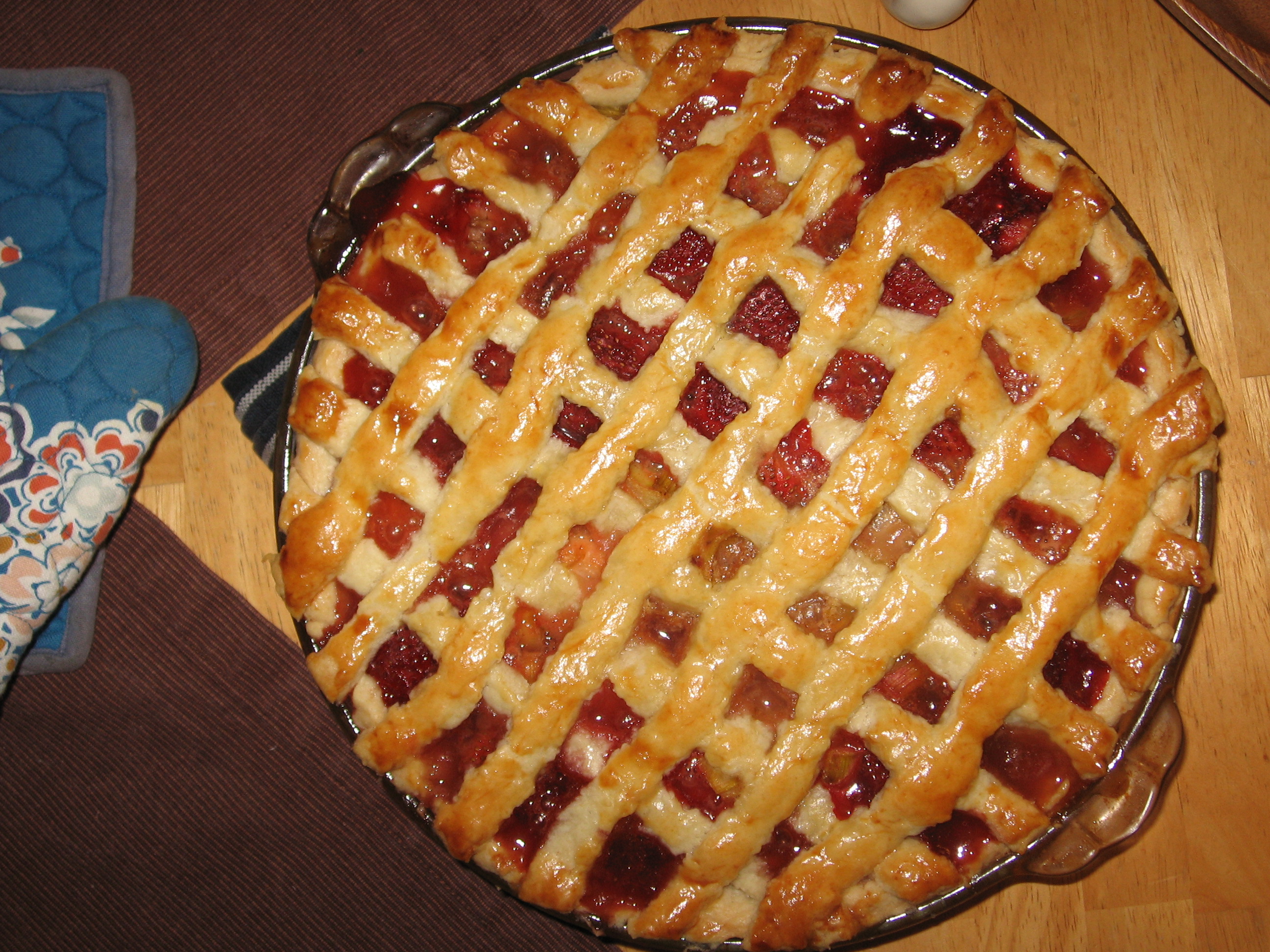 Pie_capers_strawberry_rhubarb_pie,_July_2007.jpg