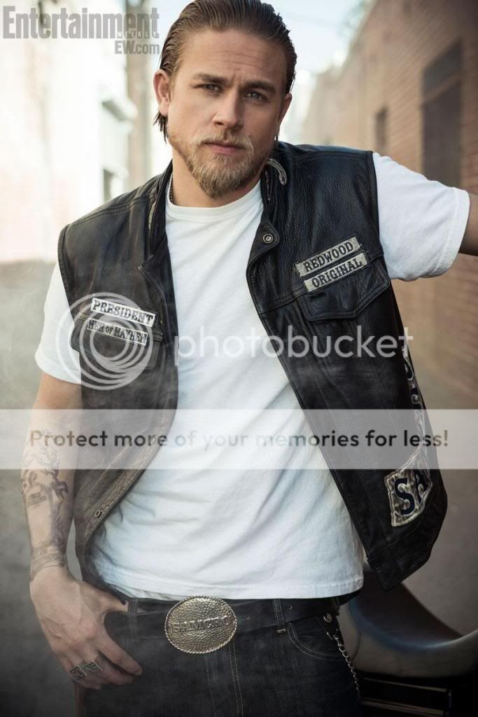 Charlie-Hunnam-Entertainment-Weekly-Photoshoot-sons-of-anarchy-32813999-810-1214_zps75a10141.jpg