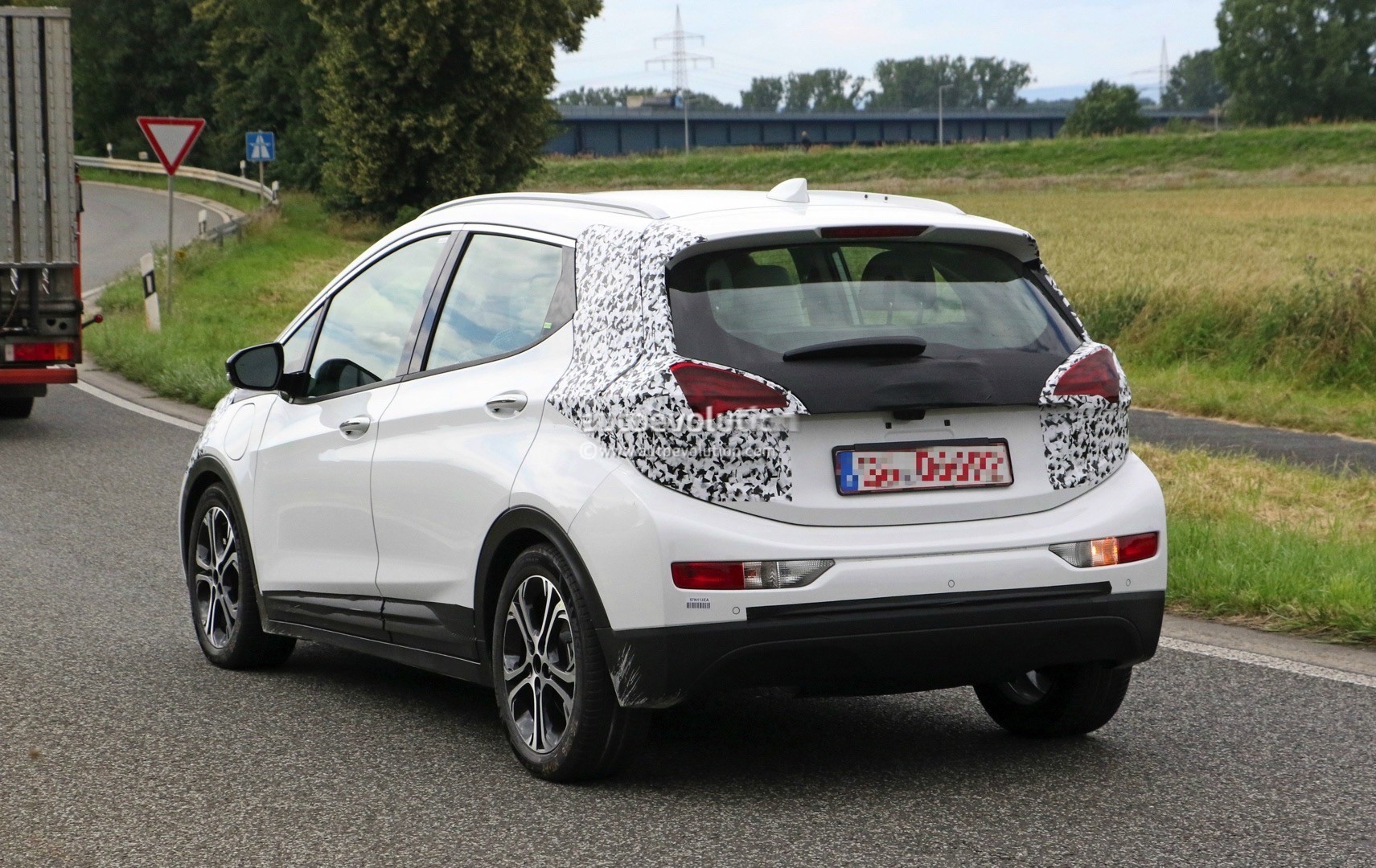 2017-opel-ampera-e-spied-in-germany-looks-almost-ready-for-production_8.jpg