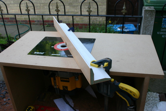 Router_Table_with_MDF_Clamped_Fence_08_06_08.sized.jpg